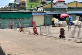 Chợ Long Biên bị phong tỏa. (Ảnh TTXVN phát) 