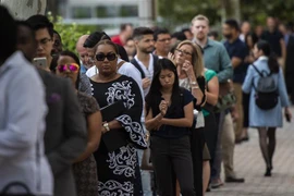 Người dân xếp hàng chờ phỏng vấn xin việc tại thành phố Arlington, bang Virginia, Mỹ. (Nguồn: AFP/TTXVN) 