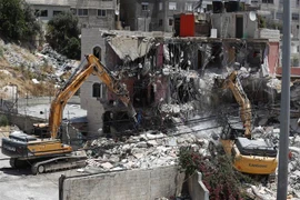 Nhà chức trách Israel phá hủy tòa nhà 3 tầng ở khu dân cư Silwan tại Đông Jerusalem, ngày 10/5/2022. (Ảnh: AFP/TTXVN)