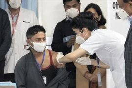 Nhân viên y tế tiêm vắcxin phòng COVID-19 cho người dân tại New Delhi, Ấn Độ, ngày 16/1/2021. (Nguồn: Kyodo/TTXVN) 