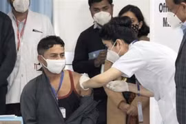 Nhân viên y tế tiêm vắcxin phòng COVID-19 cho người dân tại New Delhi, Ấn Độ, ngày 16/1/2021. (Nguồn: Kyodo/TTXVN) 