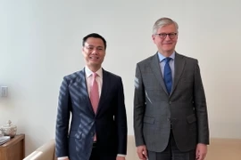 Đại sứ Đặng Hoàng Giang và Phó Tổng Thư ký Liên hợp quốc Pierre Lacroix. (Ảnh: Khắc Hiếu/TTXVN) 