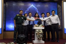 Nghi thức khai trương Cổng thông tin và ứng dụng di động du lịch thông minh Long An. (Ảnh: Bùi Giang/TTXVN) 