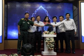 Nghi thức khai trương Cổng thông tin và ứng dụng di động du lịch thông minh Long An. (Ảnh: Bùi Giang/TTXVN) 
