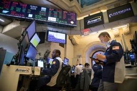 Giao dịch viên tại Sàn giao dịch chứng khoán New York, Mỹ. (Ảnh: THX/TTXVN) 