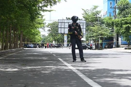 Cảnh sát gác gần hiện trường vụ đánh bom bên ngoài nhà thờ ở Makassar, Nam Sulawesi, Indonesia, ngày 28/3/2021. (Nguồn: THX/TTXVN) 