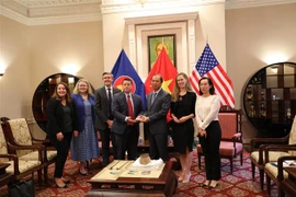 Đại sứ Nguyễn Quốc Dũng tại buổi bàn giao cổ vật Việt Nam từ đại diện FBI, Bộ Ngoại giao và Bộ An ninh nội địa Mỹ. (Ảnh: TTXVN phát) 