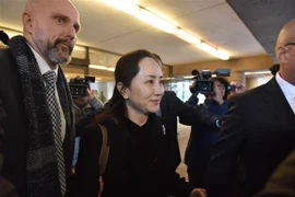 CFO Tập đoàn Huawei của Trung Quốc, bà Mạnh Vãn Châu (giữa) rời Tòa án Tối cao ở British Columbia, Canada sau phiên tòa xem xét việc dẫn độ bà về Mỹ, ngày 20/1/2020. (Nguồn: AFP/TTXVN) 