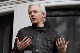 Nhà sáng lập WikiLeaks Julian Assange phát biểu với báo giới tại Đại sứ quán Ecuador ở London, Anh, ngày 19/5/2017. (Ảnh: AFP/TTXVN) 