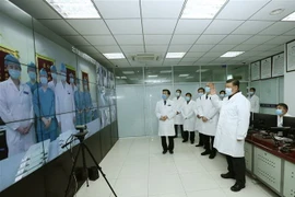 Chủ tịch Trung Quốc Tập Cận Bình thị sát công tác điều trị cho bệnh nhân nhập viện do nhiễm virus nCov tại một bệnh viện ở thủ đô Bắc Kinh ngày 10/2/2020. (Nguồn: THX/TTXVN) 