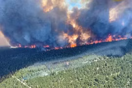 Khói bốc lên từ đám cháy rừng ở British Columbia, Canada ngày 29/6/2021. (Ảnh: AFP/TTXVN) 