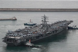 Tàu sân bay USS Ronald Reagan của Mỹ rời căn cứ ở Busan (Hàn Quốc) để tham gia cuộc tập trận hải quân kết hợp Hàn-Mỹ ngày 26/9/2022. (Ảnh: Yonhap/TTXVN) 