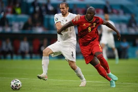 Hậu vệ Italy Giorgio Chiellini (trái) cản phá đường đi bóng của tiền đạo Bỉ Romelu Lukaku trong trận tứ kết vòng chung kết EURO 2020 trên sân Allianz Arena, Bayern (Đức) ngày 2/7/2021. (Ảnh: AFP/TTXVN) 