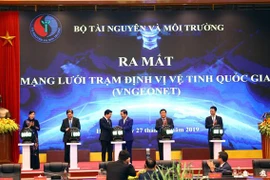 Phó Thủ tướng Trịnh Đình Dũng cùng các đại biểu thực hiện nghi thức ra mắt mạng lưới trạm định vị vệ tinh quốc gia (Vngeonet) hồi tháng 12/2019. (Ảnh: Huy Hùng/TTXVN) 