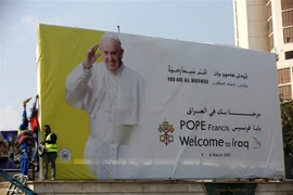 Tấm biển in hình Giáo hoàng Francis tại thủ đô Baghdad, Iraq ngày 5/3/2021. (Nguồn: AFP/TTXVN) 