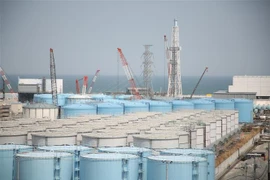Bể chứa nước thải nhiễm phóng xạ đã qua xử lý tại nhà máy điện hạt nhân Fukushima Daiichi ở Okuma, tỉnh Fukushima, Nhật Bản. (Ảnh: Kyodo/TTXVN) 