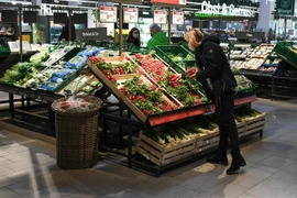 Người dân mua sắm tại siêu thị ở Frankfurt, Đức. (Ảnh: THX/TTXVN)