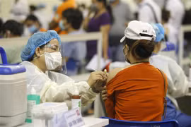 Người lao động Thành phố Hồ Chí Minh được tiêm vaccine phòng COVID-19. (Ảnh: Thanh Vũ/TTXVN) 