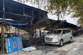 Vụ cháy làm thiêu rụi nhiều tài sản và ôtô của người dân. (Ảnh: Nguyễn Thảo/TTXVN)