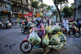 Hà Nội: Họp chợ ngay dưới lòng đường, bất chấp quy định chống dịch