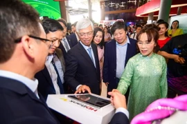 Các đại biểu trải nghiệm công nghệ được giới thiệu tại Trung tâm Đổi mới-Sáng tạo Galaxy (GIHub). (Ảnh: TTXVN phát)
