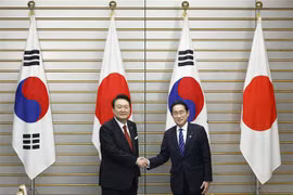 Tổng thống Hàn Quốc Yoon Suk Yeol (trái) và Thủ tướng Nhật Bản Fumio Kishida. (Ảnh: AFP/TTXVN)