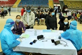 Lực lượng y tế khám sàng lọc và tư vấn cho người dân trên địa bàn thành phố Việt Trì, tỉnh Phú Thọ trước khi tiêm mũi 2 vaccine phòng COVID-19. (Ảnh: Trung Kiên/TTXVN) 