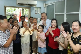 Tổng Bí thư, Chủ tịch nước Tô Lâm chung vui ngày Quốc khánh 2/9 với gia đình cố họa sĩ Bùi Trang Chước. Ảnh: Lâm Khánh - TTXVN