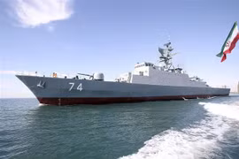 Tàu khu trục của Iran tại eo biển Hormuz. (Nguồn: AFP/TTXVN) 