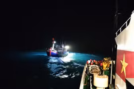 Tàu Kiểm ngư tiếp cận với tàu của ngư dân tỉnh Bình Thuận gặp nạn để tiến hành hỗ trợ lai dắt về bờ. (Ảnh minh họa: TTXVN phát)