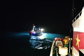 Tàu Kiểm ngư tiếp cận với tàu của ngư dân tỉnh Bình Thuận gặp nạn để tiến hành hỗ trợ lai dắt về bờ. (Ảnh minh họa: TTXVN phát)