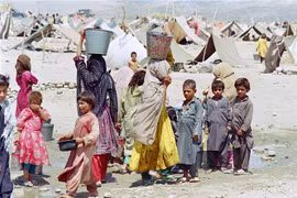 Phụ nữ và trẻ em tại một trại tị nạn ở Jalalabad, Afghanistan. (Ảnh: AFP/TTXVN) 