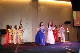 Màn trình diễn áo dài dân tộc của các sinh viên, học sinh trong cộng đồng Việt Nam tại Vancouver tại Tiệc mừng Xuân Canh Tý 2020. (Ảnh: Việt Dũng/TTXVN) 