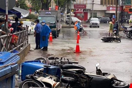 Hiện trường vụ tai nạn xe ôtô mất lái đâm 4 xe máy ở thành phố Thủ Dầu Một. (Nguồn: TTXVN phát) 