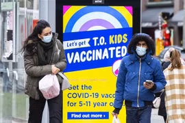 Người dân đeo khẩu trang phòng dịch COVID-19 tại Toronto, Canada, ngày 3/12/2021. (Ảnh: THX/TTXVN) 