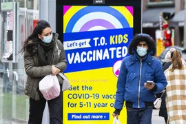 Người dân đeo khẩu trang phòng dịch COVID-19 tại Toronto, Canada, ngày 3/12/2021. (Ảnh: THX/TTXVN) 