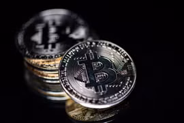 Hình ảnh mô phỏng đồng bitcoin tại Paris, Pháp. (Ảnh: AFP/TTXVN) 