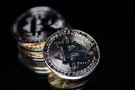 Hình ảnh mô phỏng đồng bitcoin tại Paris, Pháp. (Ảnh: AFP/TTXVN) 