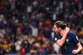 Tiền vệ Adrien Rabiot ăn mừng bàn thắng gỡ hòa 1-1 cho đội tuyển Pháp vào lưới đội tuyển Australia. (Ảnh: AFP/TTXVN) 