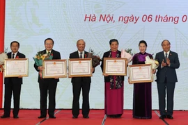 Thủ tướng trao Huân chương Đại đoàn kết dân tộc cho lãnh đạo Quốc hội