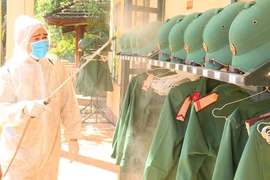 Lực lượng vũ trang địa phương tận tâm với công tác phòng, chống dịch COVID-19 tại khu cách ly tỉnh Gia Lai. (Ảnh: Hồng Điệp/TTXVN) 