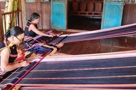 Phụ nữ dân tộc Jrai, làng Kép 2, xã Ia Mơ Nông, huyện Chư Păh (Gia Lai) giữ nghề dệt thổ cẩm để bảo tồn văn hóa dân tộc. (Ảnh: Hồng Điệp/TTXVN)