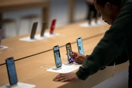 Điện thoại iPhone của Apple được trưng bày tại cửa hàng ở New York, Mỹ. (Ảnh: AFP/TTXVN)