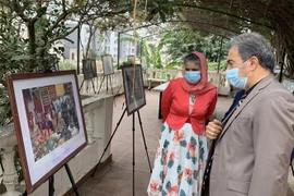 Khách tham quan tại Triển lãm Ảnh, Tư liệu lịch sử nhân Kỷ niệm 110 năm Ngày sinh của Đại tướng Võ Nguyên Giáp. (Ảnh: Tấn Đạt/TTXVN) 