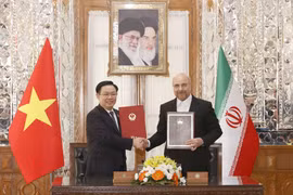 Chủ tịch Quốc hội Vương Đình Huệ và Chủ tịch Quốc hội Iran Mohammad Bagher Ghalibaf ký thỏa thuận hợp tác giữa Quốc hội hai nước. (Ảnh: Doãn Tấn/TTXVN)