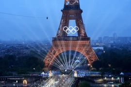 Màn trình diễn ánh sáng tại khu vực Tháp Eiffel trong Lễ Khai mạc Olympic Paris 2024. Ảnh: THX/TTXVN