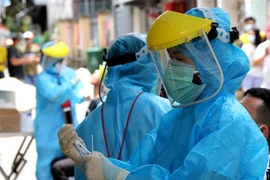 Mỗi tổ công tác của Trung tâm y tế Quận Sơn Trà có khoảng 5, 6 y, bác sỹ, đi đến từng khu phố để lấy mẫu xét nghiệm. (Ảnh: Quốc Dũng/TTXVN) 