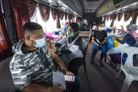 Nhân viên y tế tiêm vaccine phòng COVID-19 cho người dân tại Kuala Lumpur, Malaysia, ngày 15/9/2021. (Ảnh: THX/ TTXVN) 
