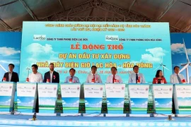 Các đại biểu thực hiện nghi thức nhấn nút động thổ 2 nhà máy điện gió Lạc Hòa, Hòa Đông. (Ảnh: Trung Hiếu/TTXVN) 