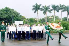 Đoàn công tác đến viếng các Anh hùng liệt sỹ tại Nghĩa trang Liệt sỹ tỉnh Gia Lai. (Nguồn: Báo Gia Lai)